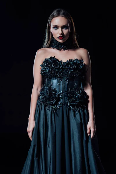 Страшна Дівчина Вампіра Чорній Готичній Сукні Ізольована Чорному — стокове фото