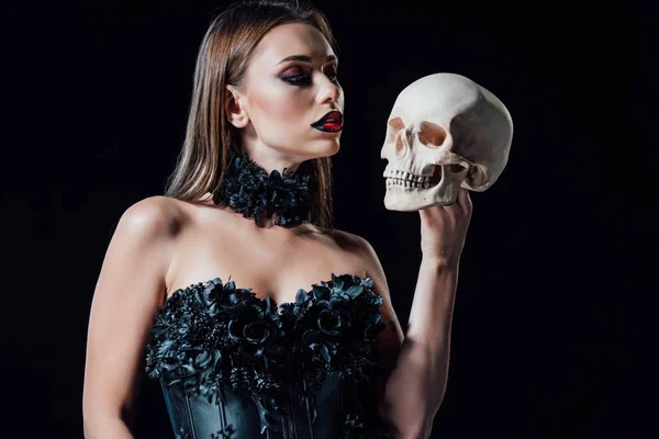 Assustador Vampiro Menina Preto Gótico Vestido Segurando Humano Crânio Isolado — Fotografia de Stock