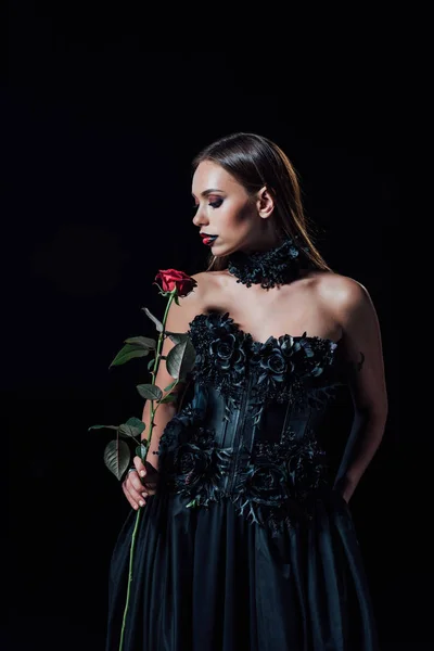 Gruseliges Vampirmädchen Schwarzem Gothikkleid Mit Roter Rose Auf Schwarzem Hintergrund — Stockfoto