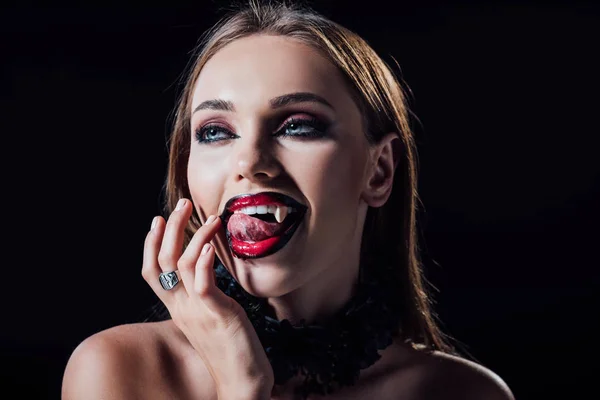 Nudo Spaventoso Vampiro Ragazza Con Zanne Leccare Dita Isolato Nero — Foto Stock