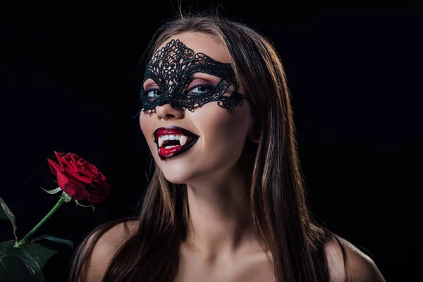 Assustador Vampiro Menina Mascarado Máscara Mostrando Presas Segurando Rosa Isolado — Fotografia de Stock