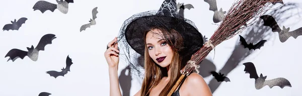Panoráma Lövés Lány Fekete Boszorkány Halloween Jelmez Seprű Közelében Fehér — Stock Fotó