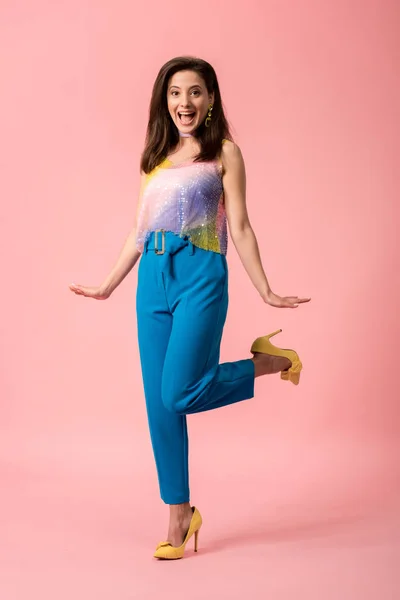 Opgewonden Jong Stijlvol Disco Meisje Poseren Roze — Stockfoto