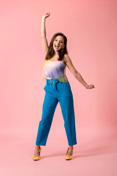 Animado Jovem Elegante Discoteca Menina Fundo Rosa — Fotografia de Stock