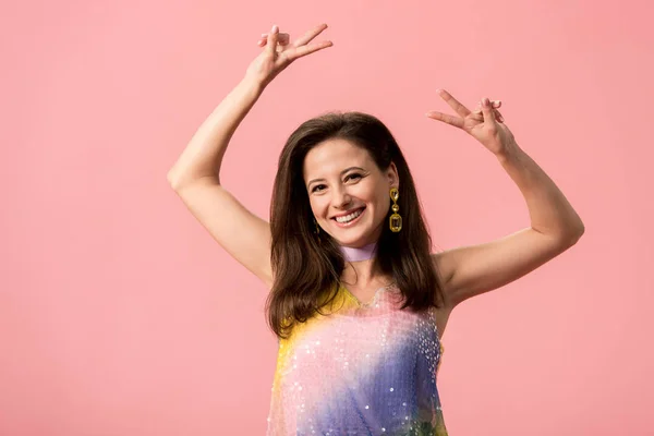 Glücklich Junge Stilvolle Disco Mädchen Zeigt Friedenszeichen Isoliert Auf Rosa — Stockfoto