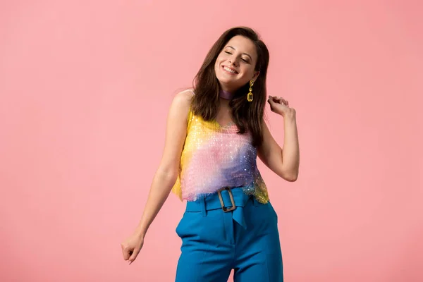 Feliz Jovem Elegante Discoteca Menina Dançando Isolado Rosa — Fotografia de Stock