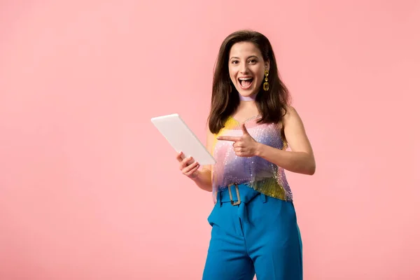 Eccitato Giovane Ragazza Discoteca Elegante Che Punta Con Dito Tablet — Foto Stock