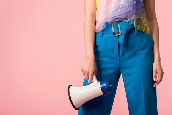 Vista Cortada Menina Discoteca Elegante Jovem Com Megafone Isolado Rosa — Fotografia de Stock