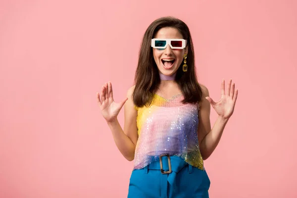 Aufgeregte Junge Stilvolle Disco Mädchen Brille Isoliert Auf Rosa — Stockfoto