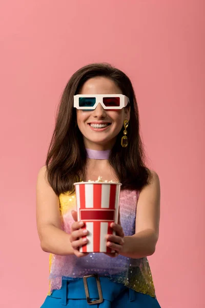 Feliz Joven Elegante Chica Disco Gafas Sosteniendo Cubo Papel Rayado — Foto de Stock