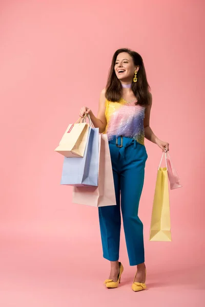 Volle Länge Ansicht Des Glücklichen Stilvollen Disco Mädchen Mit Einkaufstaschen — Stockfoto