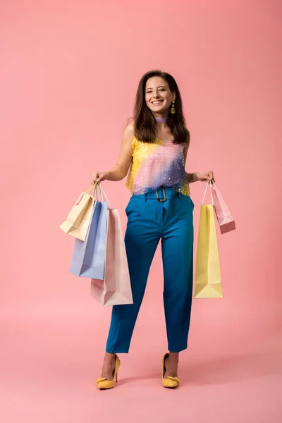 Visão Comprimento Total Menina Disco Elegante Feliz Segurando Sacos Compras — Fotografia de Stock