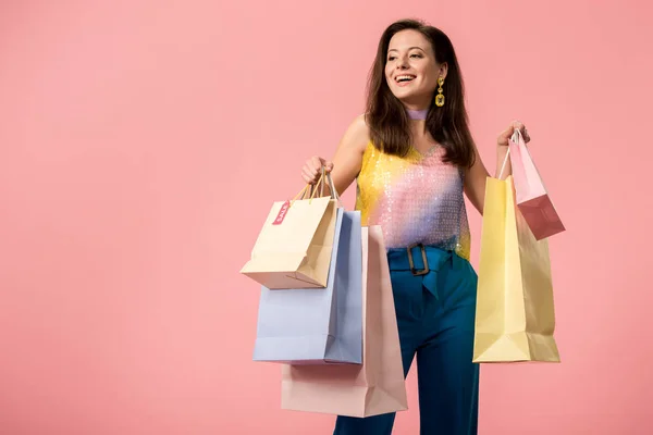 快乐时尚的迪斯科女孩拿着用粉色隔开的购物袋 — 图库照片