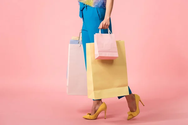 时尚迪斯科女孩带着粉色购物袋散步的剪影 — 图库照片