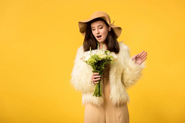 Schockiertes Elegantes Mädchen Kunstpelzjacke Und Hut Das Den Strauß Isoliert — Stockfoto