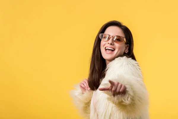 Aufgeregtes Partygirl Kunstpelzjacke Und Sonnenbrille Zeigt Mit Dem Finger Auf — Stockfoto