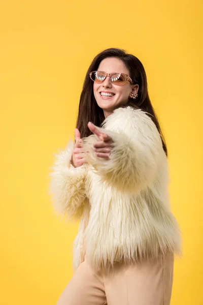 Excitada Chica Fiesta Chaqueta Piel Sintética Gafas Sol Apuntando Con — Foto de Stock