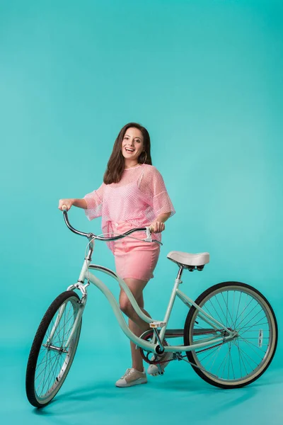 Chica Excitada Traje Rosa Con Bicicleta Retro Sobre Fondo Turquesa —  Fotos de Stock