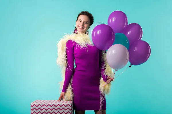 Happy Party Girl Purple Dress Feathers Holding Balloons Huge Gift — ストック写真