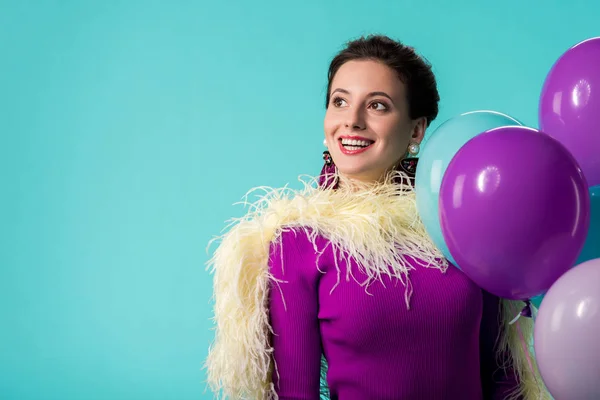 Menina Festa Feliz Vestido Roxo Com Penas Segurando Balões Isolados — Fotografia de Stock