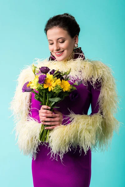 Menina Festa Sorridente Vestido Roxo Com Penas Segurando Buquê Flores — Fotografia de Stock