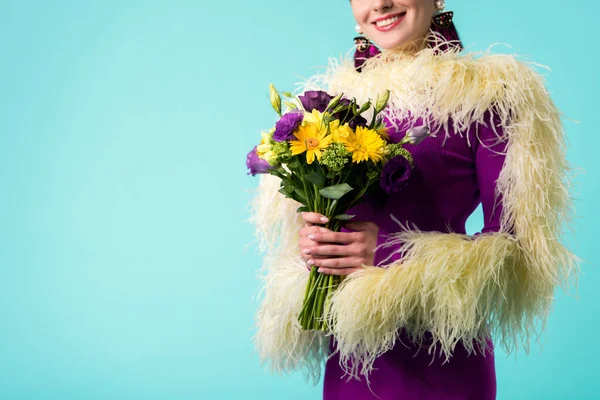 Vista Cortada Menina Festa Sorridente Vestido Roxo Com Penas Segurando — Fotografia de Stock