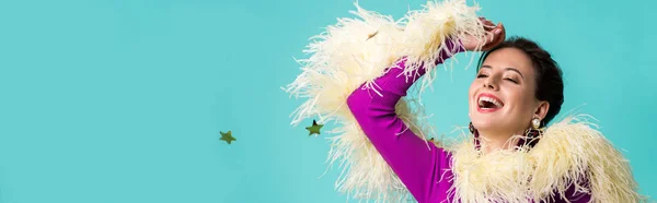 Панорамний Недолік Щасливої Вечірки Дівчини Фіолетовій Сукні Пір Під Падінням — стокове фото