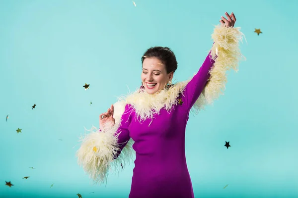 Menina Festa Feliz Vestido Roxo Com Penas Sob Queda Confete — Fotografia de Stock