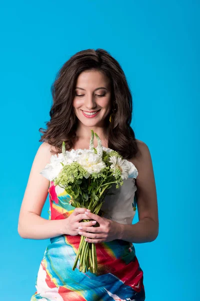 Feliz Elegante Mujer Joven Vestido Sosteniendo Flores Aisladas Azul — Foto de Stock