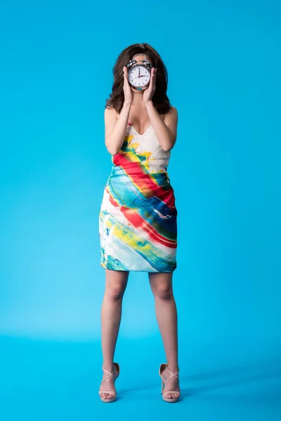 Elegante Mujer Joven Vestido Sosteniendo Reloj Despertador Plata Frente Cara — Foto de Stock