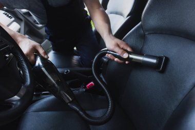 Araba temizleyicisinin şoför koltuğunun kısmi görüntüsü