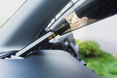 Arabanın içindeki havalandırma ızgarasının yanındaki elektrikli süpürge.