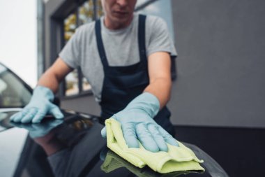 Pelerini paçavrayla silmenin seçici odak noktası