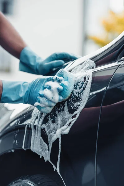 Vista Recortada Del Coche Limpiador Lavado Coche Con Esponja Detergente —  Fotos de Stock