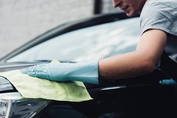 Kırpılmış Araba Temizleme Manzarası Araba Kapağını Paçavrayla Siliyor — Stok fotoğraf