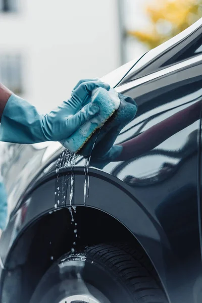 Visão Parcial Carro Limpador Lavagem Carro Com Esponja Detergente — Fotografia de Stock