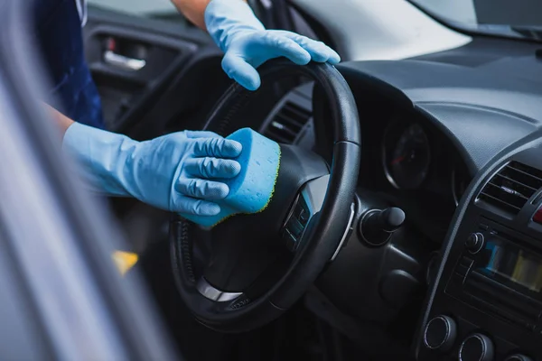 Selektive Fokussierung Des Autoreinigers Der Das Lenkrad Mit Schwamm Wischt — Stockfoto