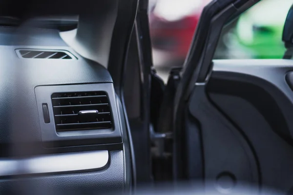 Foco Seletivo Interior Carro Com Porta Frente Aberta — Fotografia de Stock