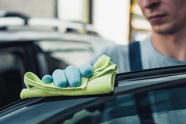 Enfoque Selectivo Coche Limpiador Pulido Coche Con Trapo — Foto de Stock