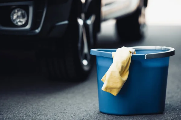 Blue Bucket Yellow Rag Asphalt Black Car — Stock Photo, Image