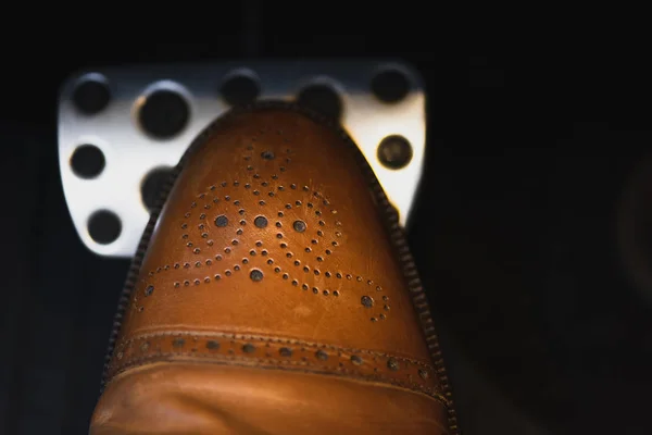 Частковий Вид Чоловічої Ноги Елегантному Коричневому Взутті Педалі Гальм Автомобіля — стокове фото