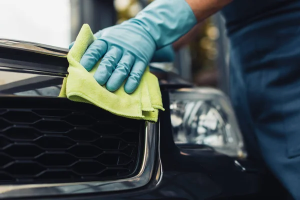 Cropped View Car Cleaner Wiping Radiator Grille Rag — Stock Photo, Image