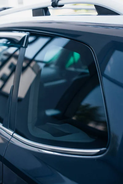 Window Samping Hitam Modern Mobil Dipoles Dengan Refleksi — Stok Foto