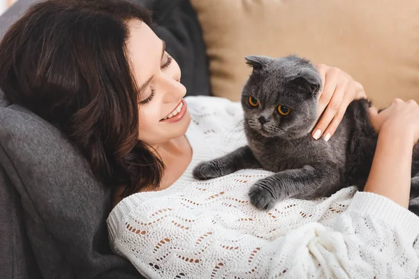 Schöne Frau Auf Sofa Liegend Mit Schottischer Faltkatze — Stockfoto