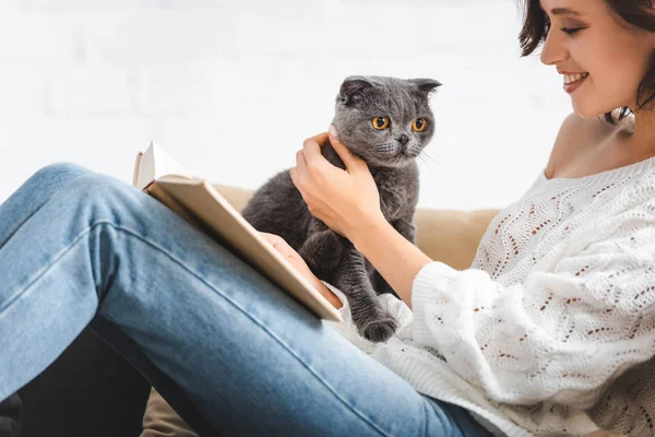 Menina Feliz Leitura Livro Sofá Com Escocês Dobra Gato — Fotografia de Stock