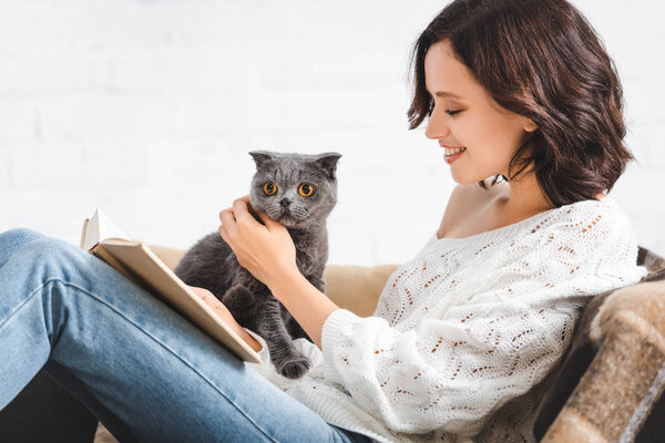 Brunette Happy Woman Reading Book Scottish Fold Cat Sofa — Stock Photo, Image