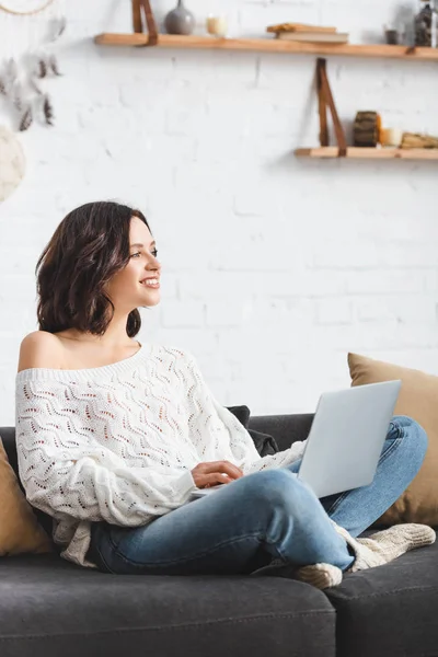 Beautiful Smiling Girl Using Laptop Sofa Cozy Living Room — ストック写真