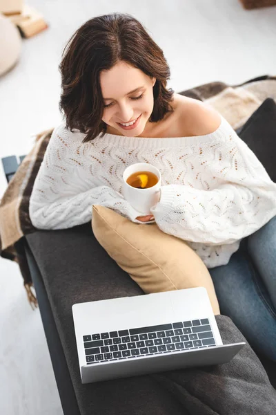 Chica Feliz Con Taza Viendo Película Ordenador Portátil Casa Acogedora — Foto de Stock