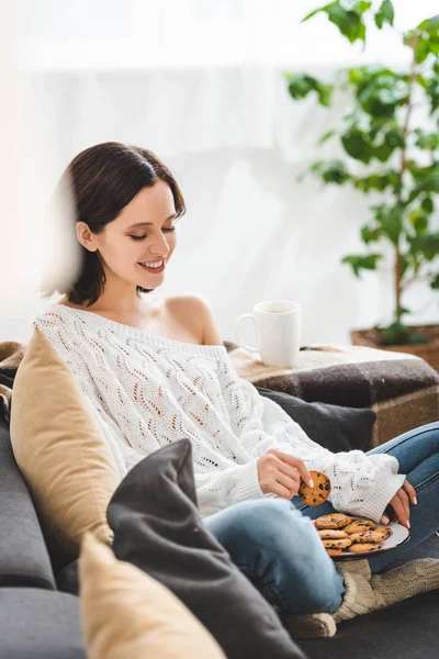 Schöne Glückliche Frau Sitzt Auf Sofa Mit Keksen — Stockfoto