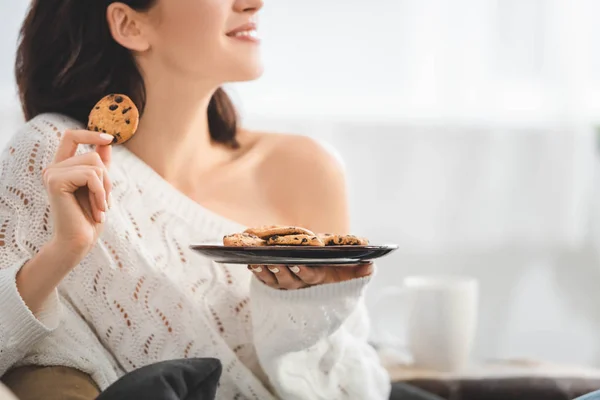 Καλλιεργημένη Άποψη Του Ευτυχισμένη Γυναίκα Κρατώντας Πιάτο Μπισκότα — Φωτογραφία Αρχείου